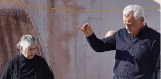 «Έδεσαν» με κερί εκκλησία για να κρατήσει ο Άγιος μακριά αρρώστιες και «κακό»