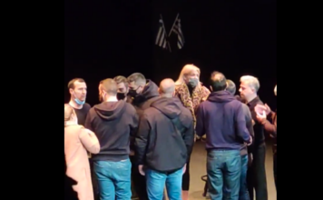 «Μπράβοι εισέβαλαν στο θέατρο για να σταματήσουν την παράσταση» του Ζαραλίκου