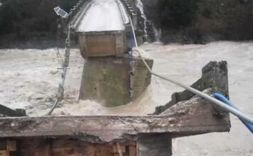 Ήπειρος: Γέφυρα κόπηκε στα δύο και κατέρρευσε
