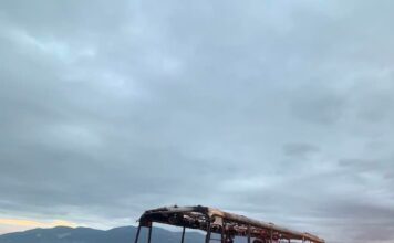 Βίντεο από τη στιγμή που σχολικό λεωφορείο παίρνει φωτιά και τυλίγεται ταχύτατα στις φλόγες