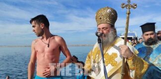 Έπιασε τον σταυρό και τον έδωσε σε 9χρονο κορίτσι που έκανε τη δική του υπερπροσπάθεια