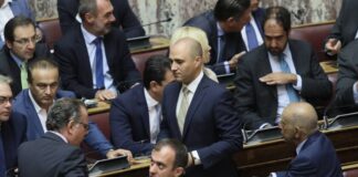 Πρόταση δυσπιστίας: Γιατί τα κατά ήταν 156 και όχι 157 και ο βουλευτής που ψήφισε «παρών»
