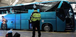 Έδειξαν τα εισιτήρια που είχαν έξω από λεωφορείο των ΚΤΕΛ και τους πέρασαν αμέσως χειροπέδες