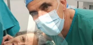56χρονη γέννησε δίδυμα αγοράκια – Τι λέει ο γιατρός της