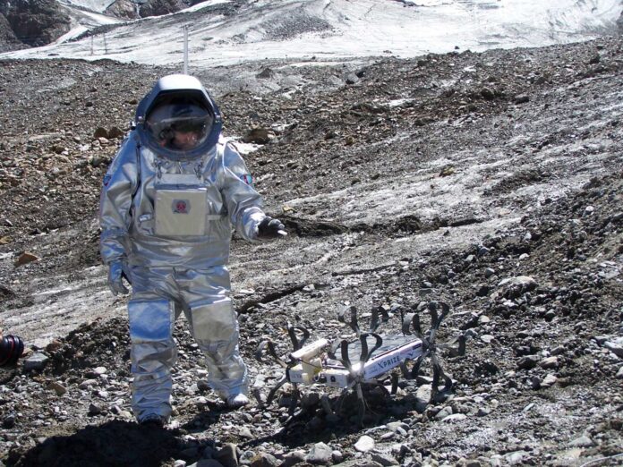 astronaut_r_1602_1-1536x1152