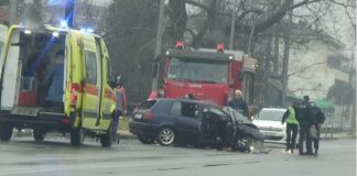 Αυτοκίνητο «καρφώθηκε» σε κολόνα