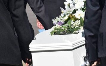 Αντί για τον πατέρα του στο φέρετρο είδε μια γυναίκα