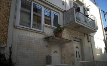 Από αυτό το μπαλκόνι πέταξε η θεία τα ανίψια της στο κενό