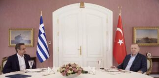 Σε εξέλιξη η συνάντηση Μητσοτάκη – Ερντογάν – Ο διάλογος με θέα το Βόσπορο, η απουσία γραβάτας και οι πρώτες εικόνες από το γεύμα