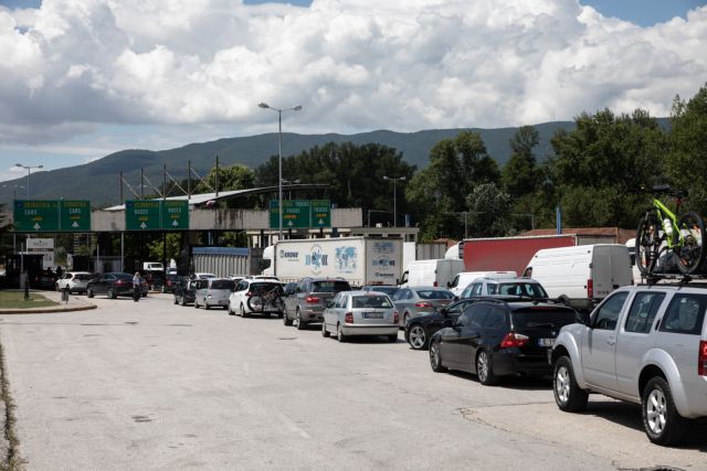 Balkans; Border Checkpoint; Bulgaria; Greece; Greek - Bulgarian borders; Kulata; Promachonas; Promachonas - Kulata Border Crossing; Serres; borders; customs office; queue; queues; trade; truck; Βαλκάνια; Βουλγαρία; Κούλατα; Προμαχώνας; Σέρρες; εμπόριο; ουρά; ουρές; σύνορα; τελωνείο; φορτηγό;