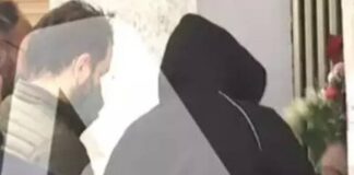 Η αδελφή της Ρούλας Πισπιρίγκου πετά εκνευρισμένη τα λουλούδια από την είσοδο του σπιτιού