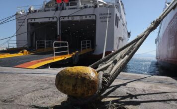 Φορτηγό «πάτησε» επιβάτη έξω από πλοίο