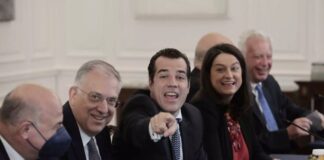 Σε μεγάλα κέφια μέσα στο υπουργικό συμβούλιο