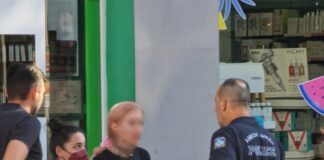 Mπήκε σε φαρμακείο και κατήγγειλε ότι την ακολουθούσε ο άντρας που τη βίασε