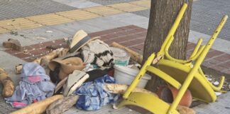 Βγήκε γυμνή στο μπαλκόνι και πετούσε στο πεζοδρόμιο καρέκλες και προσωπικά της αντικείμενα