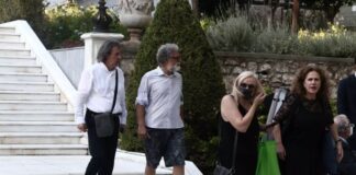 Λύθηκε το μυστήριο με τον άνδρα με τη βερμούδα και τη σαγιονάρα στο Προεδρικό Μέγαρο – Ποιος είναι, τι απαντά