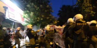 Σάλος με βίντεο που δείχνουν αστυνομικούς να χτυπούν πολίτες