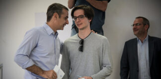 «Δεν είμαι κωλοτούμπας»: Ο Κωνσταντίνος Μητσοτάκης «χειροκροτεί» τον πατέρα του