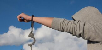 Ελεύθερος ο 17χρονος που σκότωσε τον πατέρα του