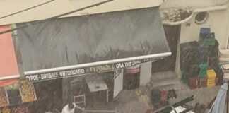 Σφοδρή καταιγίδα έκανε τον κόσμο να τρέχει – Έψαχναν καρέκλες και τελάρα με φρούτα