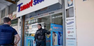 Στον εισαγγελέα οι δράστες που επιχείρησαν ληστεία με ομήρους σε κατάστημα κινητής τηλεφωνίας