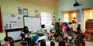 Τρία πρώην αδέσποτα σκυλιά μπαίνουν στα σχολεία για να διδάξουν αγάπη στους μαθητές