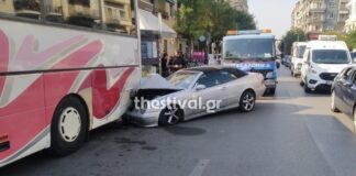 Αυτοκίνητο «καρφώθηκε» σε λεωφορείο