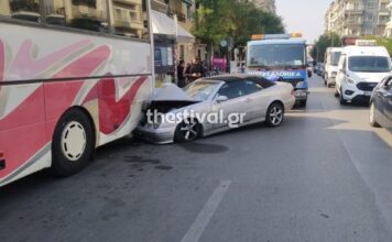 Αυτοκίνητο «καρφώθηκε» σε λεωφορείο