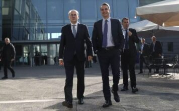 Το πείραγμα Μητσοτάκη στον Χατζηδάκη: Γιατί του είπε «δεν κινδυνεύεις να σου πέσουν τα μαλλιά»