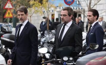 Το πολιτικό παρασκήνιο πίσω από την ταφή του τέως βασιλιά – Οι αντίθετες «φωνές» και το ξεκάθαρο άρθρο του Συντάγματος