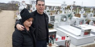 Συγκλονίζουν οι γονείς της Ελένης Τοπαλούδη – Πήγαν τούρτα γενεθλίων στον τάφο της