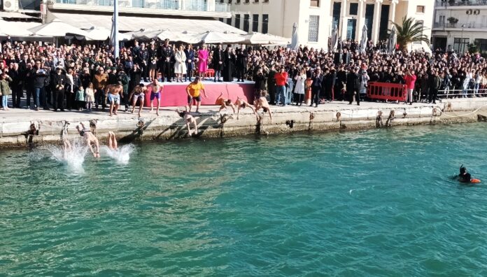 ΘΕΟΦΑΝΕΙΑ ΚΟΛΥΜΒΗΤΕΣ ΠΕΦΤΟΥΝ