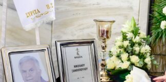 Ο συγκινητικός αποχαιρετισμός της κόρης του Ξανθόπουλου στην κηδεία