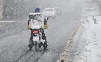 Η συγκλονιστική «μάχη» του ντελιβερά με τα χιόνια (φωτογραφίες)