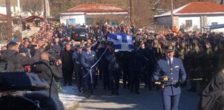 Κηδεία Στάθη Τσιτλακίδη: Ο συνάδελφος και κουμπάρος του μετέφερε το ξίφος και το πηλήκιό του