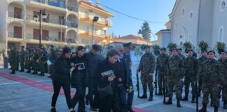 Στην εκκλησία η οικογένεια του άτυχου υποσμηναγού Τουρούτσικα
