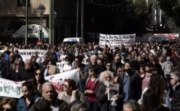 Πάνω από 50.000 χιλιάδες στο κέντρο της Αθήνας για τα Τέμπη – «Εκδίκηση θα πάρουμε για εσένα μικρέ»