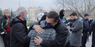 Με συγγενείς θυμάτων στη Λάρισα ο Αλέξης Τσίπρας – Έδωσε αίμα για τους τραυματίες