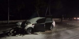 Σοβαρό τροχαίο με πολυτελές αυτοκίνητο – Καρφώθηκε σε κολώνα