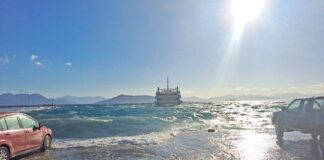 10 άτομα «σήκωσαν» αυτοκίνητο που παρασύρθηκε από τα κύματα! (video)