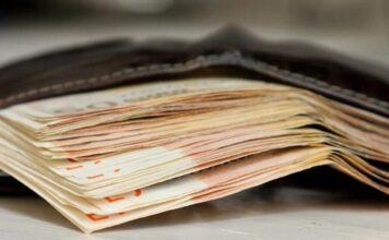 Ο άνδρας που έχασε το τσαντάκι με τα 4.500€, έδωσε «χαρτζιλίκι» στα παιδιά που το επέστρεψαν