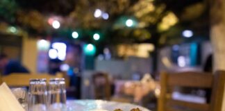 «Παιδιά μήπως πήρατε πολλά;» – Οι σκηνές απείρου κάλλους σε ταβέρνα