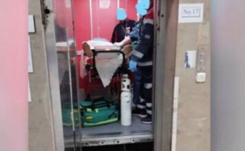 Διασωληνωμένος ασθενής εγκλωβίστηκε σε ασανσέρ