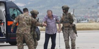 Συγκλονιστικές εικόνες από τη διάσωση των Ελλήνων – Προσγειώθηκε στην Ελευσίνα το πρώτο αεροσκάφος