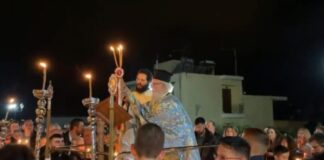 H εκκλησία που δεν έπεσε ούτε μία κροτίδα στην Ανάσταση και οι πιστοί έμειναν μέχρι τέλους