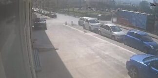 Η στιγμή που Ι.Χ. περνάει από διασταύρωση και πέφτει σε σταθμευμένα οχήματα