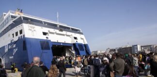 Έξοδος Πάσχα: Συνεχίζεται με μικρότερη ένταση από τα λιμάνια