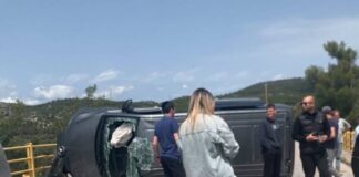 Αναποδογύρισε μίνι βαν στη μέση του δρόμου