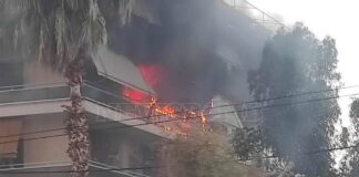 Στις φλόγες τυλίχθηκε διαμέρισμα – Γυναίκα εγκλωβίστηκε στην ταράτσα (βίντεο)