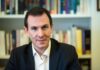Ο Παναγιώτης Δουδωνής τραγούδησε σε ταβέρνα την «Παράξενη κοπέλα»